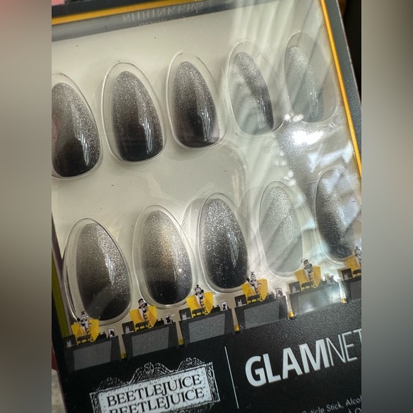 Glamnetic x Beetlejuice Beetlejuice: Shrinkers - Picture 3 of 4